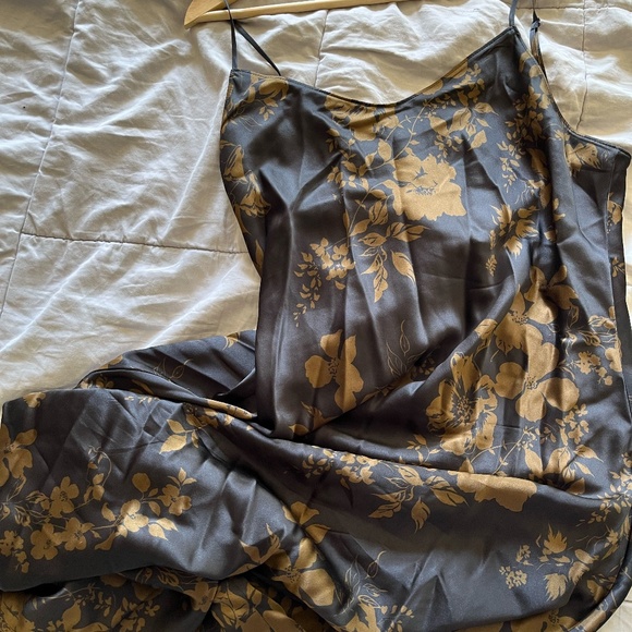 REFORMATION PARMA SILK DRESS - NIGHT GARDEN - SIZE LARGE - Picture 9 of 9